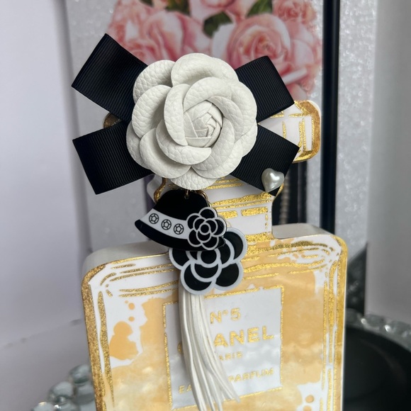 Camellia flower NWT Black and White Floral with tassel Key Holder or bag charm - Picture 3 of 7